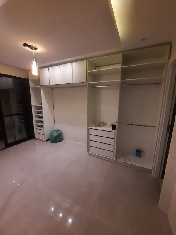 Closet planejado branco com organização interna