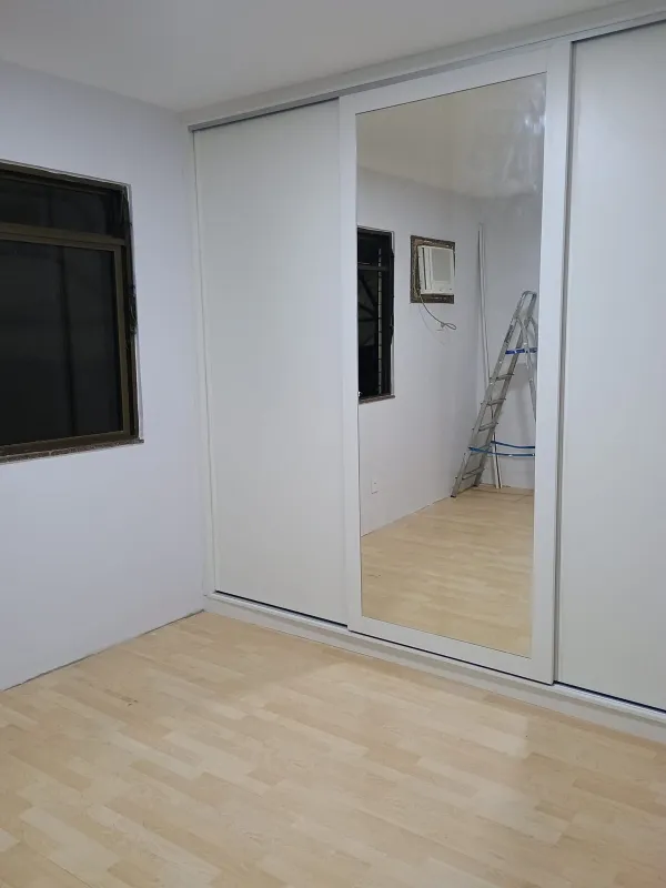 Guarda-roupa planejado branco com portas espelhadas