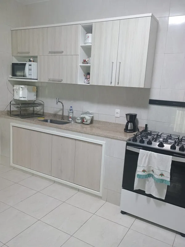 Cozinha planejada completa com armários superiores e inferiores
