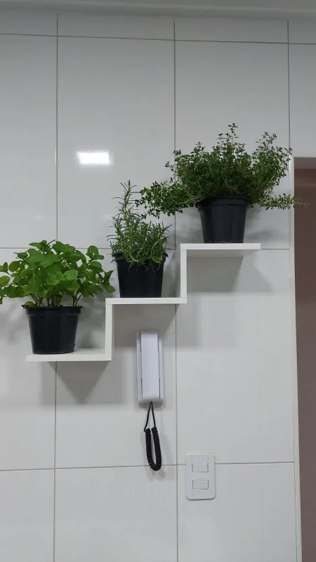 Prateleiras decorativas sob medida com acabamento clean