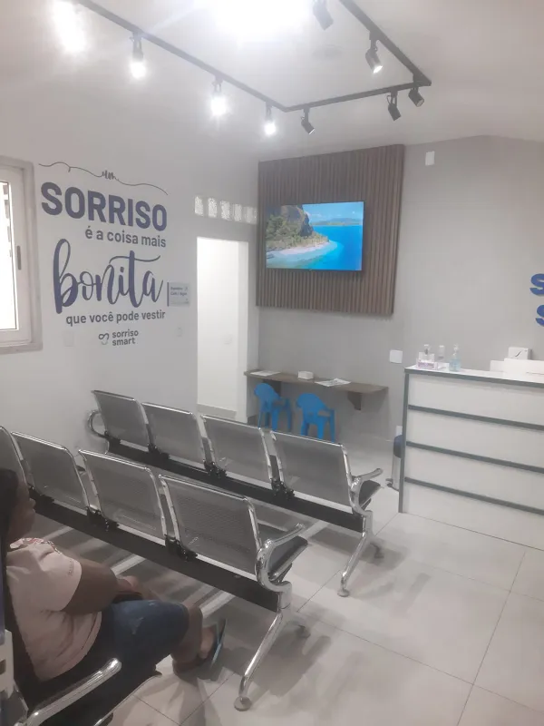 Ambiente comercial em madeira natural — marcenaria sob medida