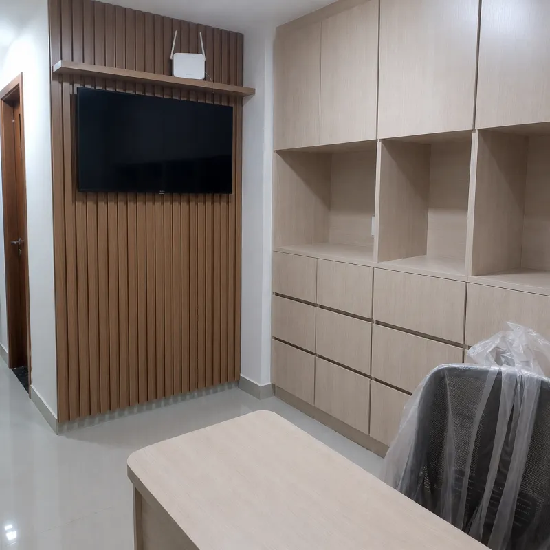 Home office planejado com painel ripado